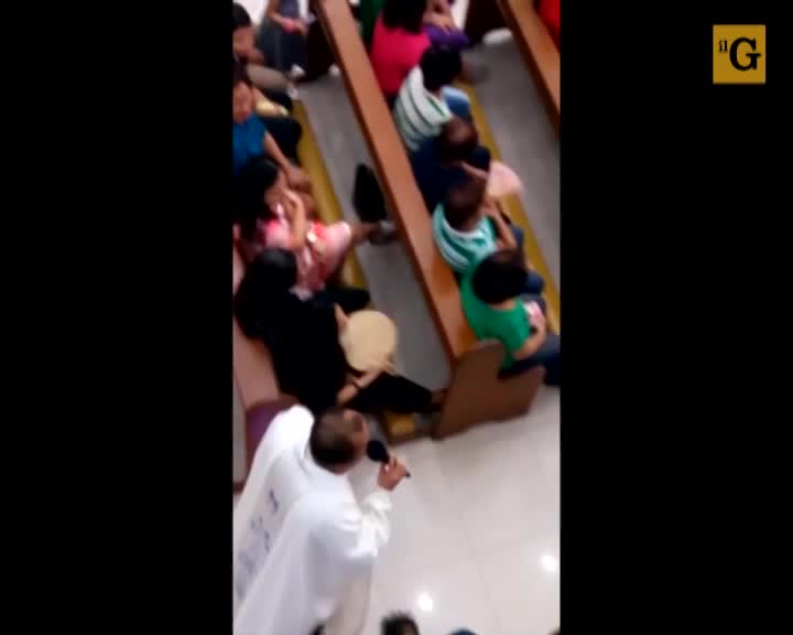 Prete celebra messa sull'hoverboard. La diocesi lo sospende