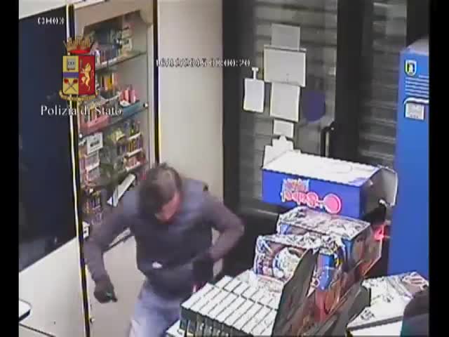 Torino, rapinatori picchiano tabaccaio