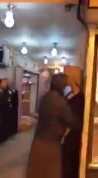 Uomo di colore molesta manichino