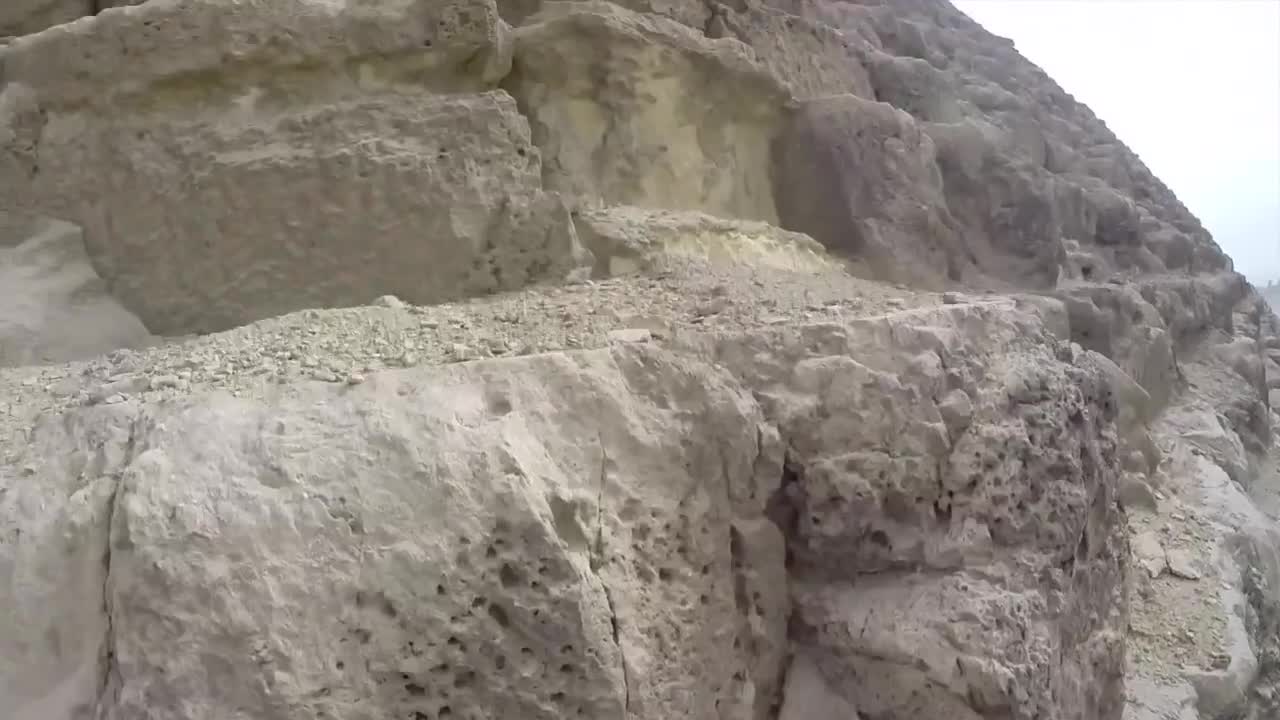 "Sulla piramide contro Isis". Finisce in polizia