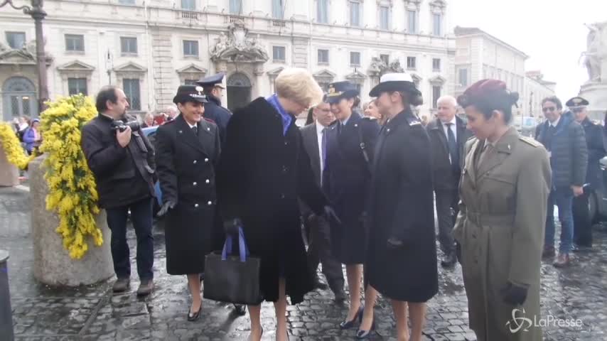 Pinotti, problemi di tacco con i sanpietrini