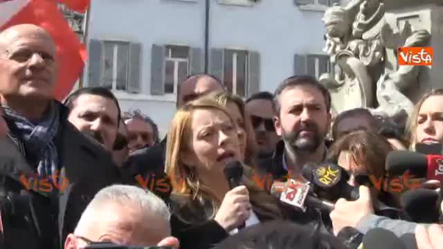 Meloni: "Nessun uomo può dire a una donna cosa fare"