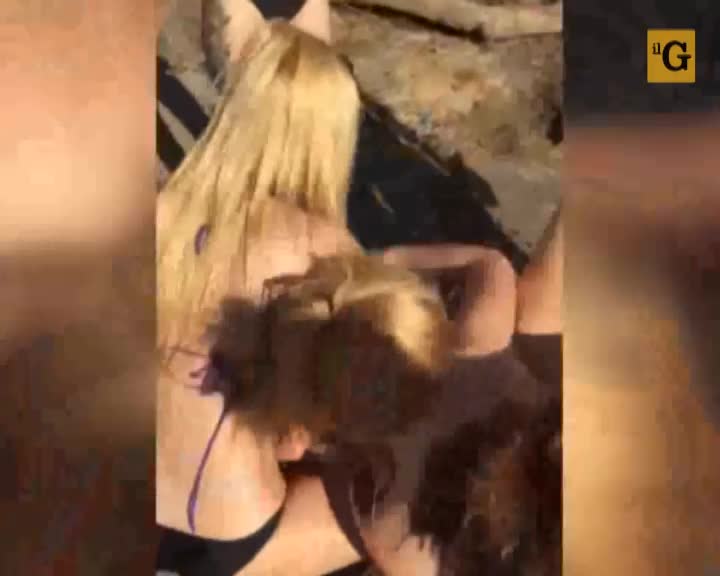 Aggressione in bikini alla ex compagna di classe