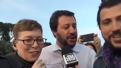 Salvini e la Pivetti cantano Mila e Shiro