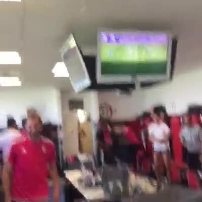 Il coro di Bonucci in diretta ". I campioni dell'Italia siamo noi"