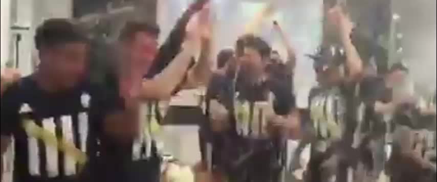 Champagne, grida e gioia. I festeggiamenti della Juve