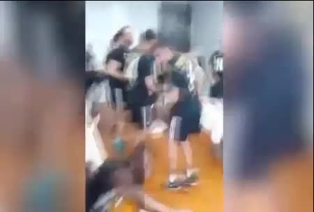 Lo scivolone di Pogba durante la festa della Juventus