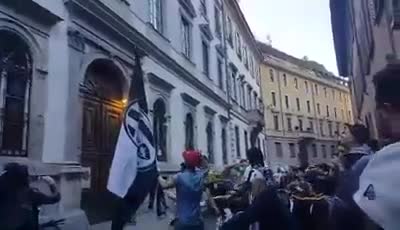Il coro degli juventini sotto casa di Massimo Moratti