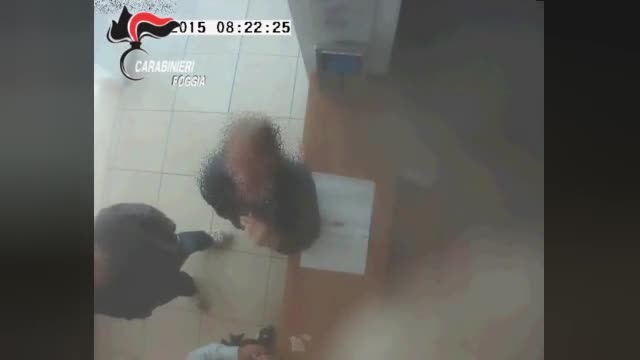 Foggia, così un dipendente timbrava fino a 10 badge