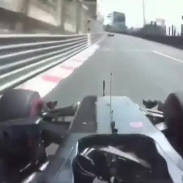 Gp Monaco, paura per Button: auto colpita da un tombino
