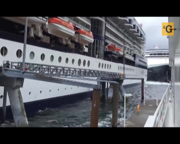 Alaska. Nave da crociera sfonda il molo