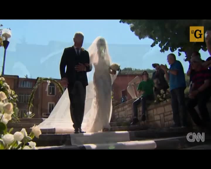 Chiesa inagibile? Martina e Ramon si sposano in giardino