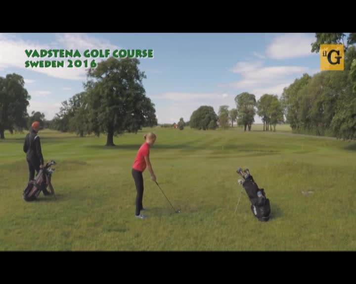 Golfista irritata distrugge il drone con il ferro 7