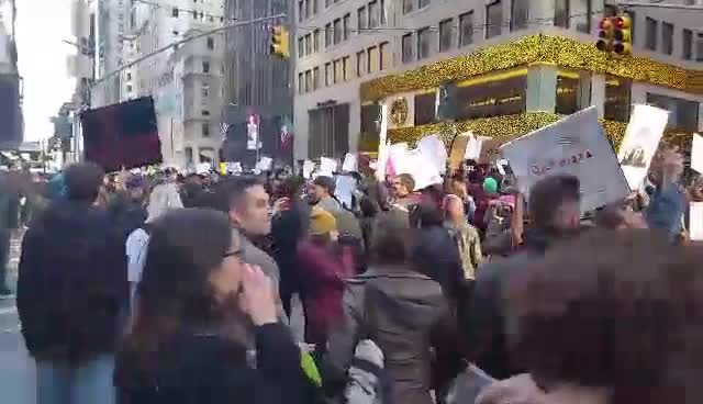 Quegli slogan della Clinton al corteo anti-Trump