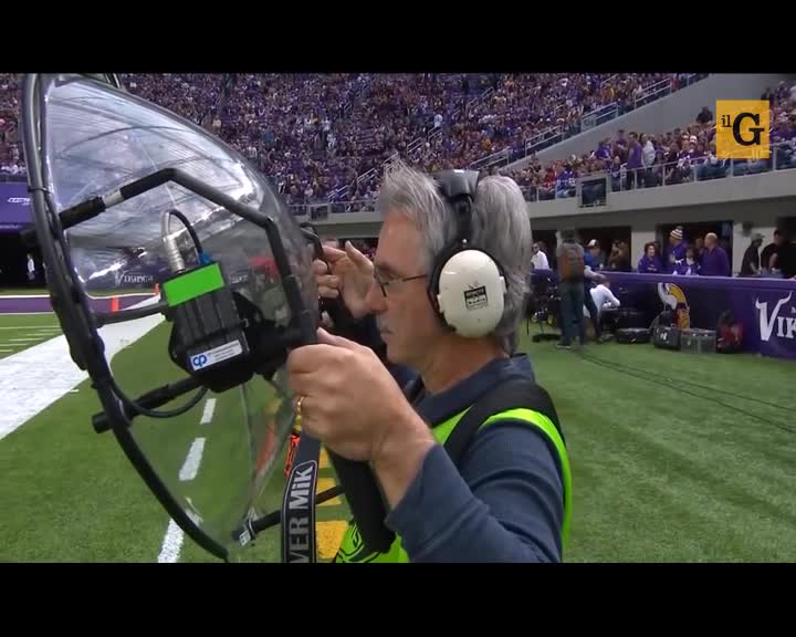 Tecnico audio travolto dalla squadra di football