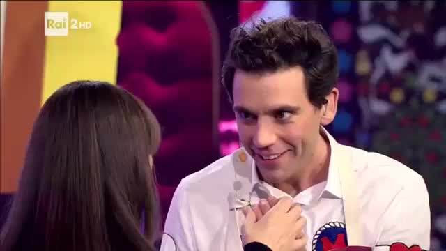 Monica Bellucci bacia il dito di Mika