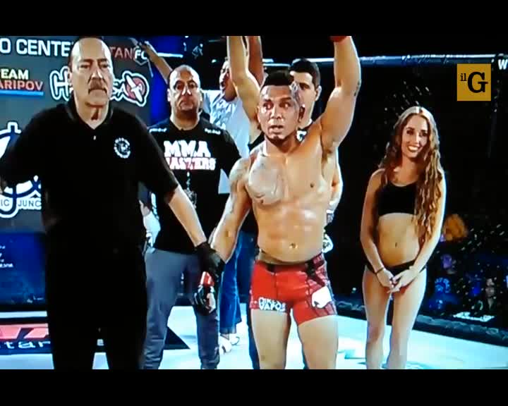 Lottatore MMA sconfitto sferra un pugno in faccia ad una ragazza