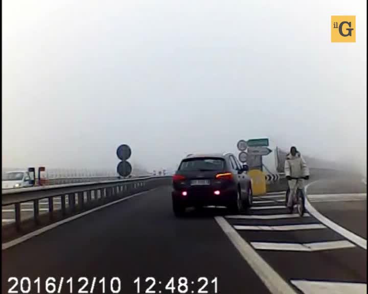 Pavia, in bici nella nebbia contromano in tangenziale
