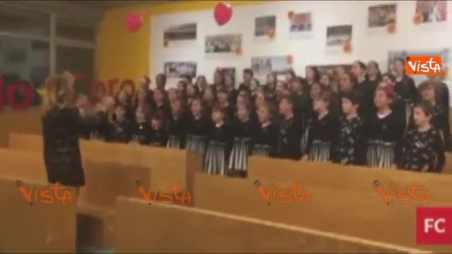 Compleanno Papa, gli auguri del coro dei bambini