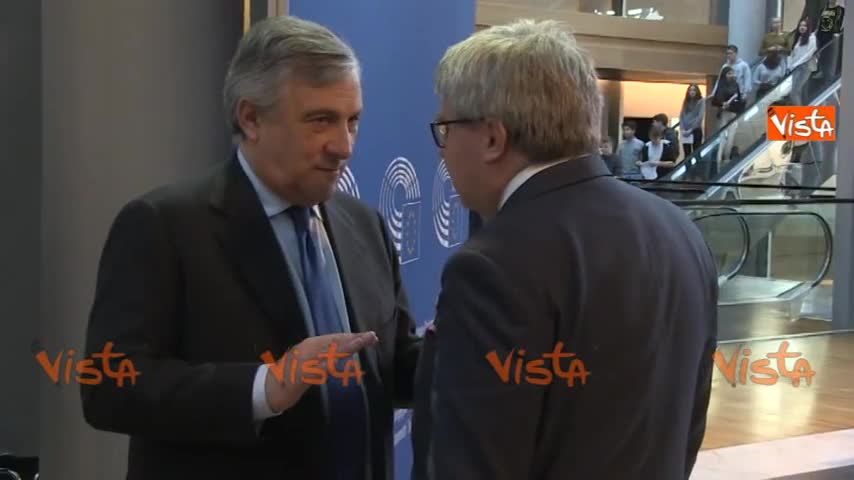 Tajani parla con i colleghi a Strasburgo