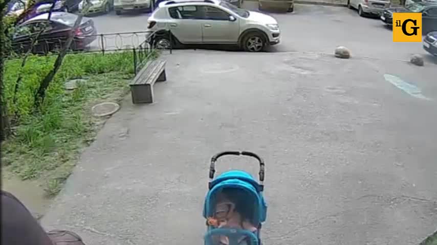 Cornicione le cadde in testa: riabbraccia la figlia