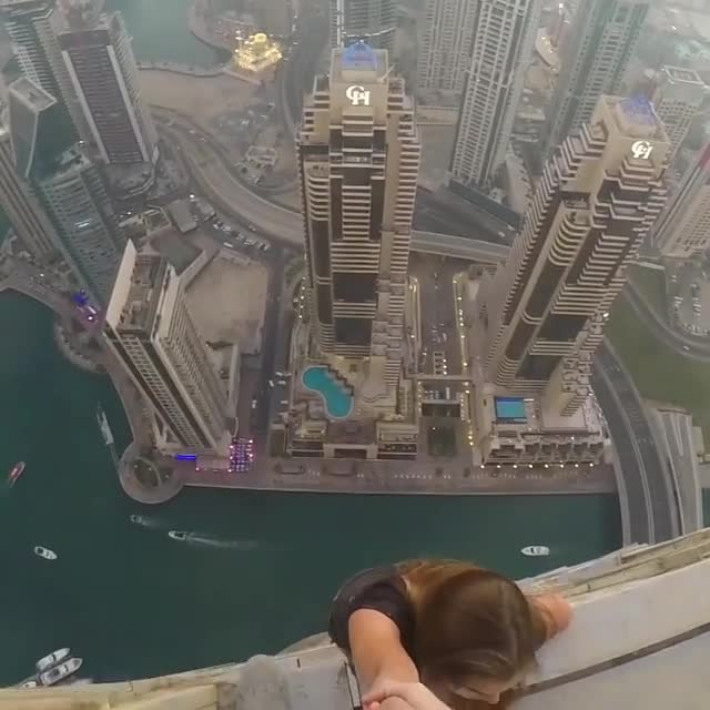 Servizio di moda a Dubai La modella rischia la vita