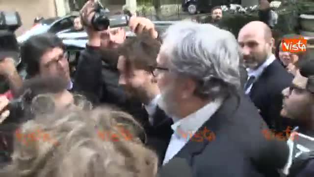 Emiliano lascia l'assemblea a braccetto coi musicisti dello Stato Sociale