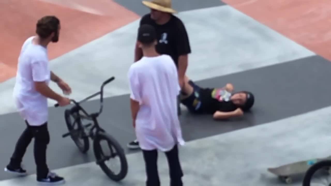 Travolge un bambino con la bici, il papà si vendica così