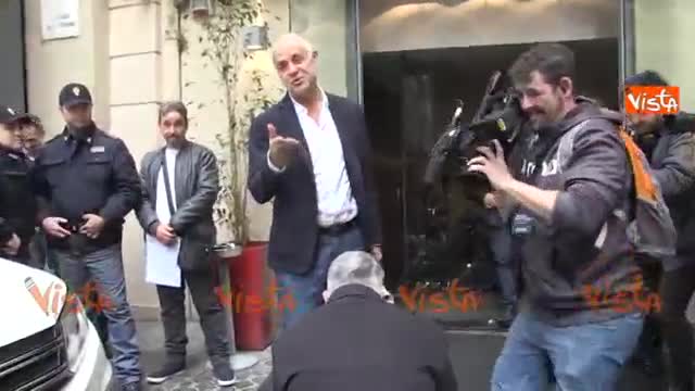 Ncd si scioglie, show di Lucci: piange e si dispera