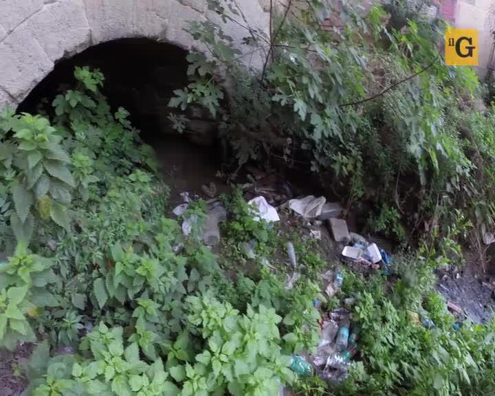 Dentro le baraccopoli sul Tevere, il fiume ostaggio del degrado