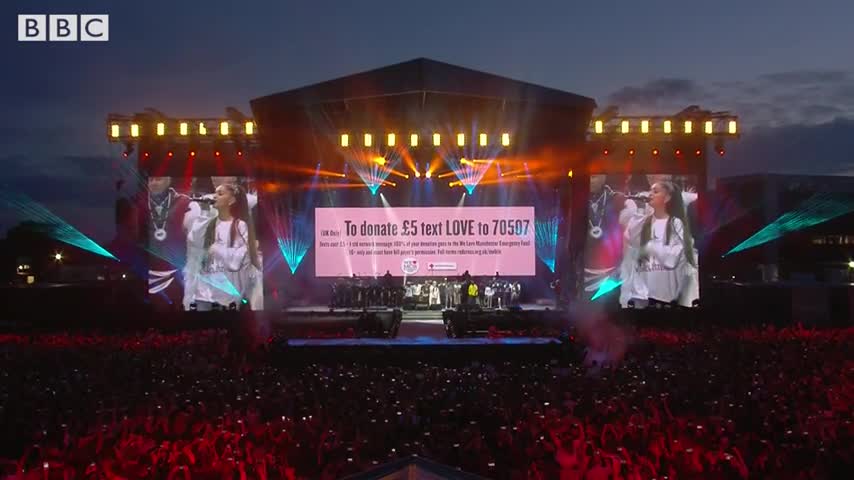 Concerto a Manchester, tutti gli artisti sul palco per "One Last Time"