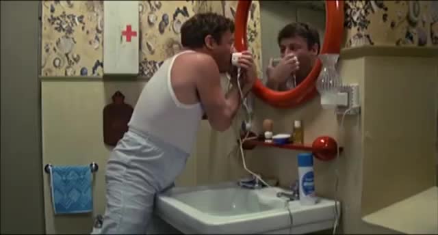 Fantozzi, la sveglia alle 07:51