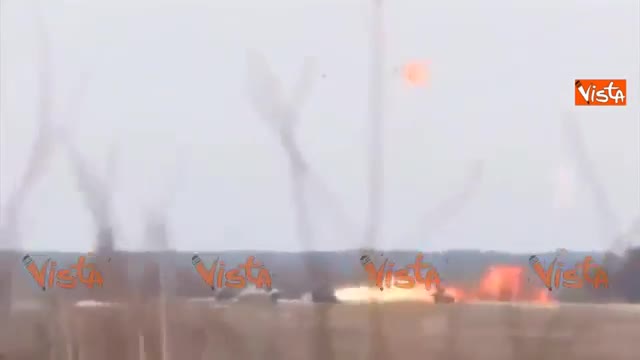 Il jet da guerra s'incendia sulla pista: il pilota si lancia e si salva