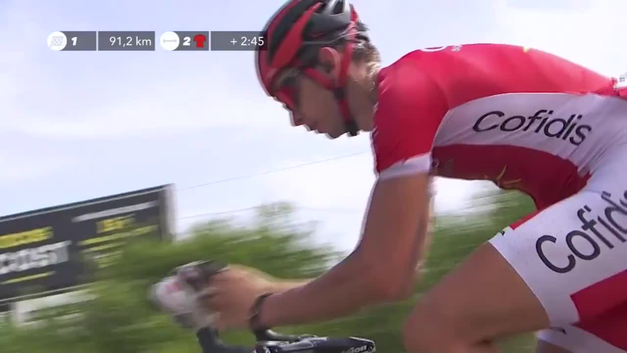Ciclista si toglie sassolino dalla scarpa continuando a pedalare
