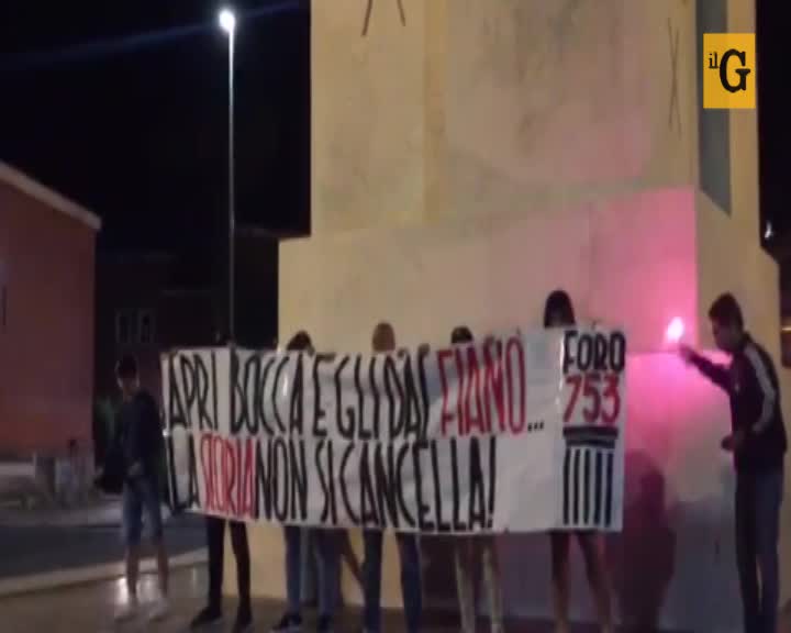 Flash mob contro Fiano ai piedi dell'obelisco