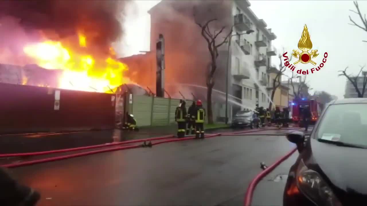 Cologno monzese, maxi-rogo in una cartiera