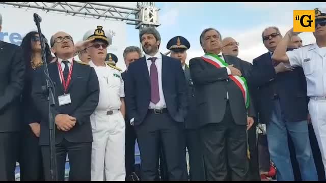Palermo, Fico ascolta l'Inno di Mameli con le mani in tasca