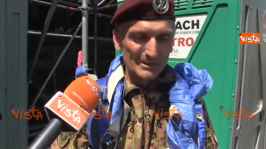 L'emozione del parà per aver fatto volare il Tricolore