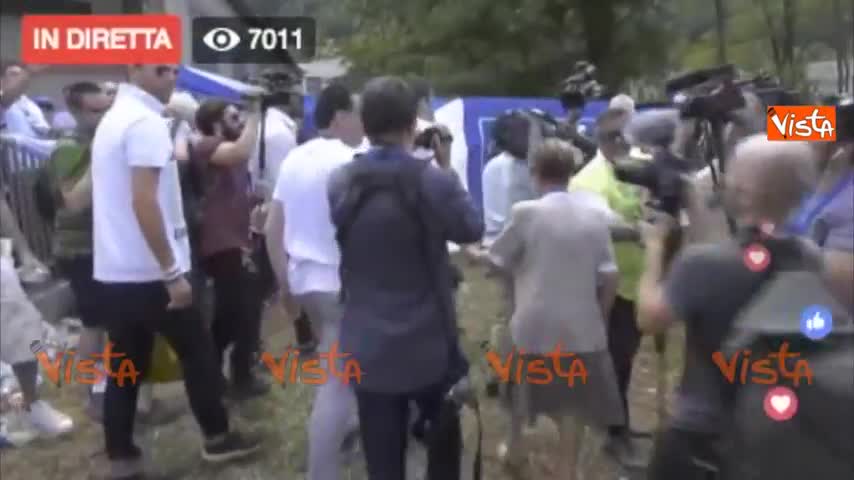 Salvini bacia "l'albero della vita" in ricordo di Buonanno