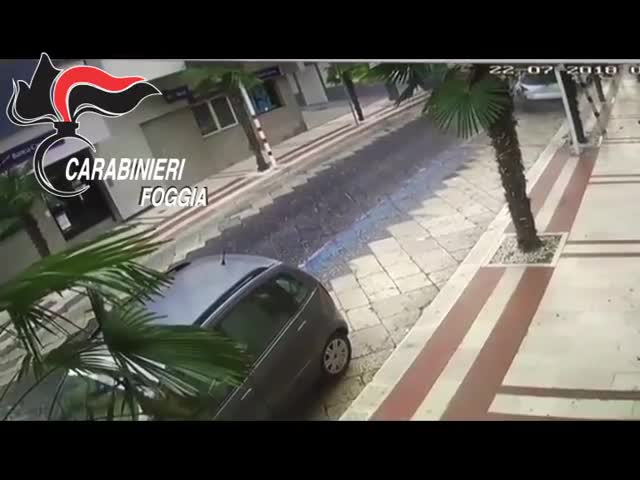 Con l'auto ad alta velocità si schianta e poi aggredisce i carabinieri