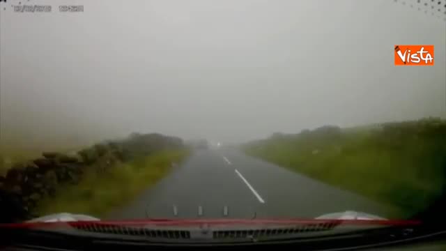 Nebbia fitta, l'automobilista non vede l'elicottero