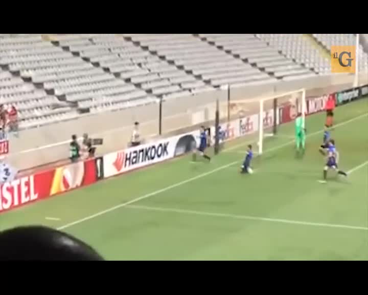 Kololli celebra il gol saltando nel fossato