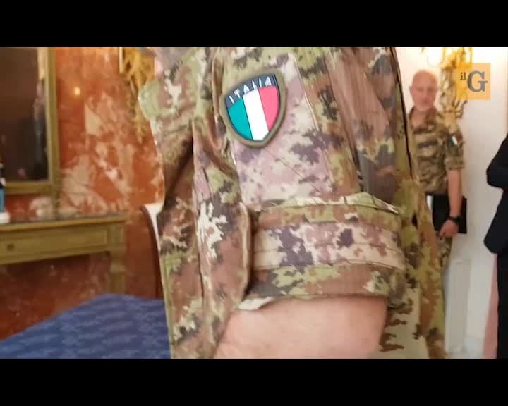 Il sottosegretario alla Difesa indossa la mimetica "per capire cosa si prova"