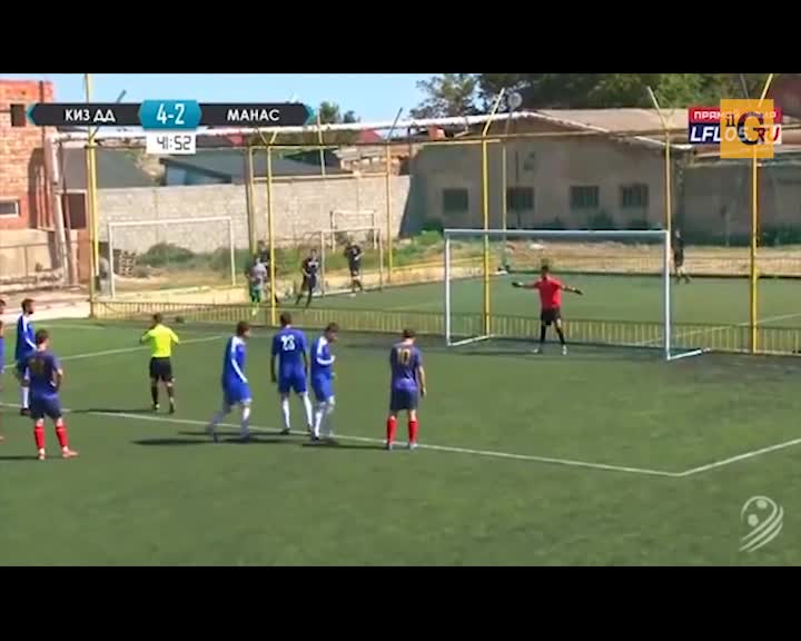 Arbitro segna su rigore un gol valido