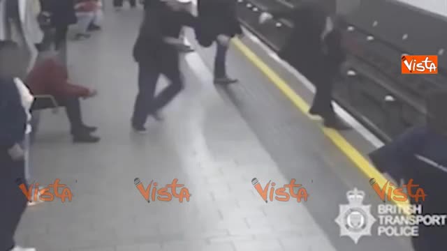 Londra, follia alla fermata della metro
