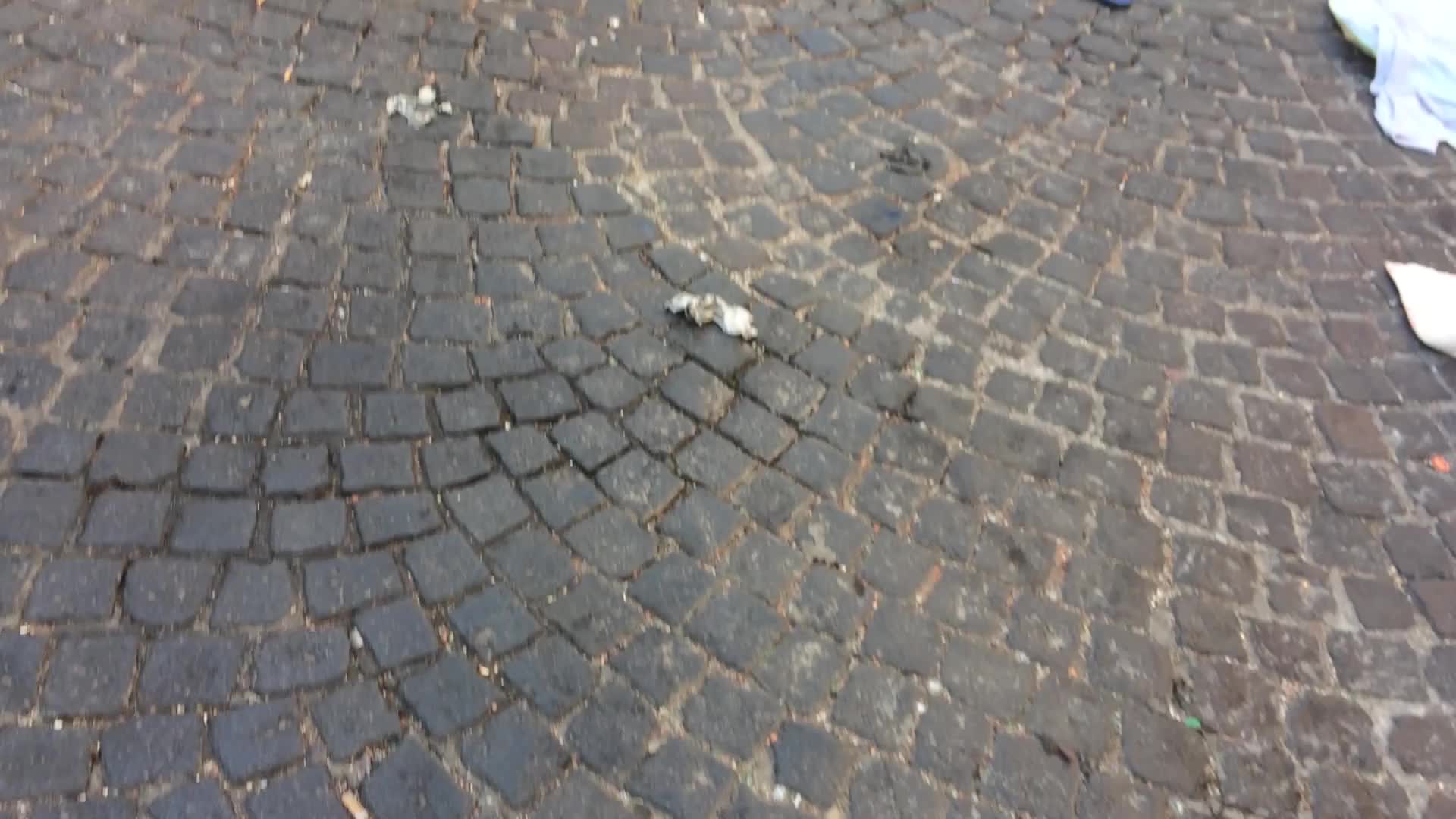 Napoli, sgomberati i mercatini della "monnezza". Ma gli abusivi tornano