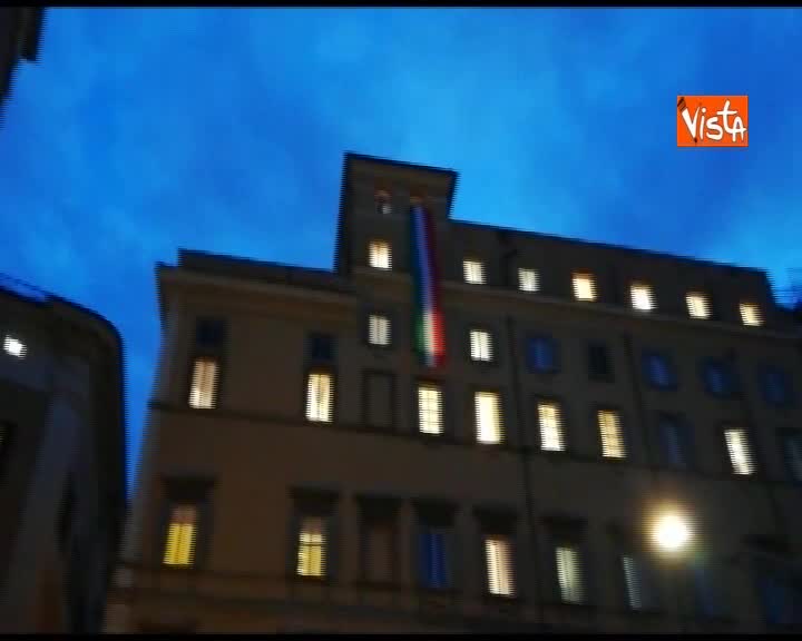 Meloni srotola Tricolore da uffici FdI per festa 4 Novembre
