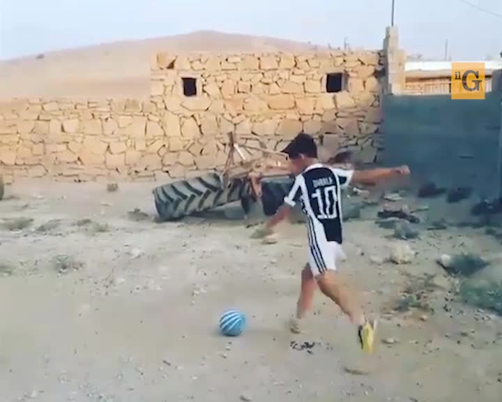 Dybala cerca il piccolo fan fenomeno