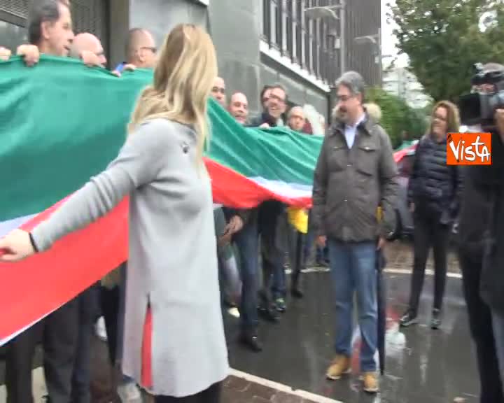 4 Novembre, Meloni con Tricolore davanti sede Autostrade per l'Italia