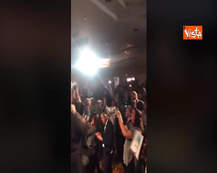 Midterm USA, Jared Polis annuncia la sua vittoria al pubblico in Colorado